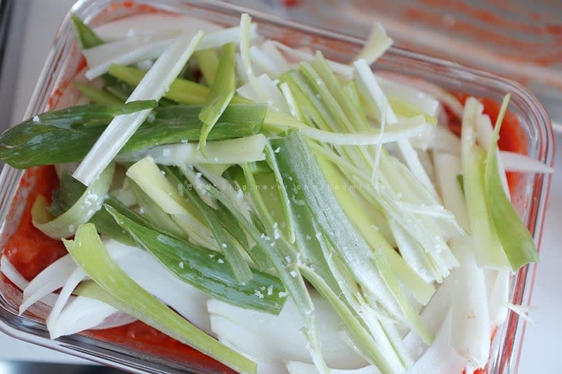 썰어놓은 양파,대파를 양념된 고기 위에 올려준 뒤 소금을 살짝 뿌려준다.
소금을 뿌려주면 야채가 아삭아삭하게 보관 가능!!
바로 볶아서 먹어도 되지만 나는 2일 정도 후에 볶아서 먹었다.