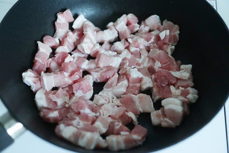 삼겹살을 먹기 좋게 썰어준 뒤, 소금 간을 살짝 해준뒤 살짝 노릿하게 볶아준다.
통삼겹살을 조금 크게 썰어주라고 했는데 나는 생각 없이 얇게 썰어줬음;;ㅋ 취향대로~
소금 간은 그냥 패스해 줘도 될 듯~ 아니면 아주 조금만!!