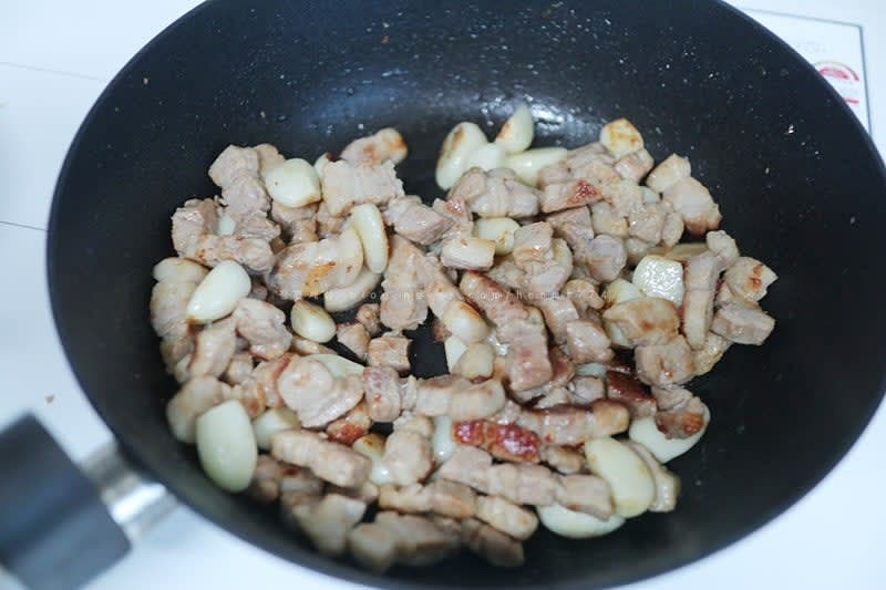 마늘 한 공기를 세척해준뒤 볶고있던 삼겹살에 넣고 볶아준다.
너무 타지 않게 볶아주는 게 포인트!!
