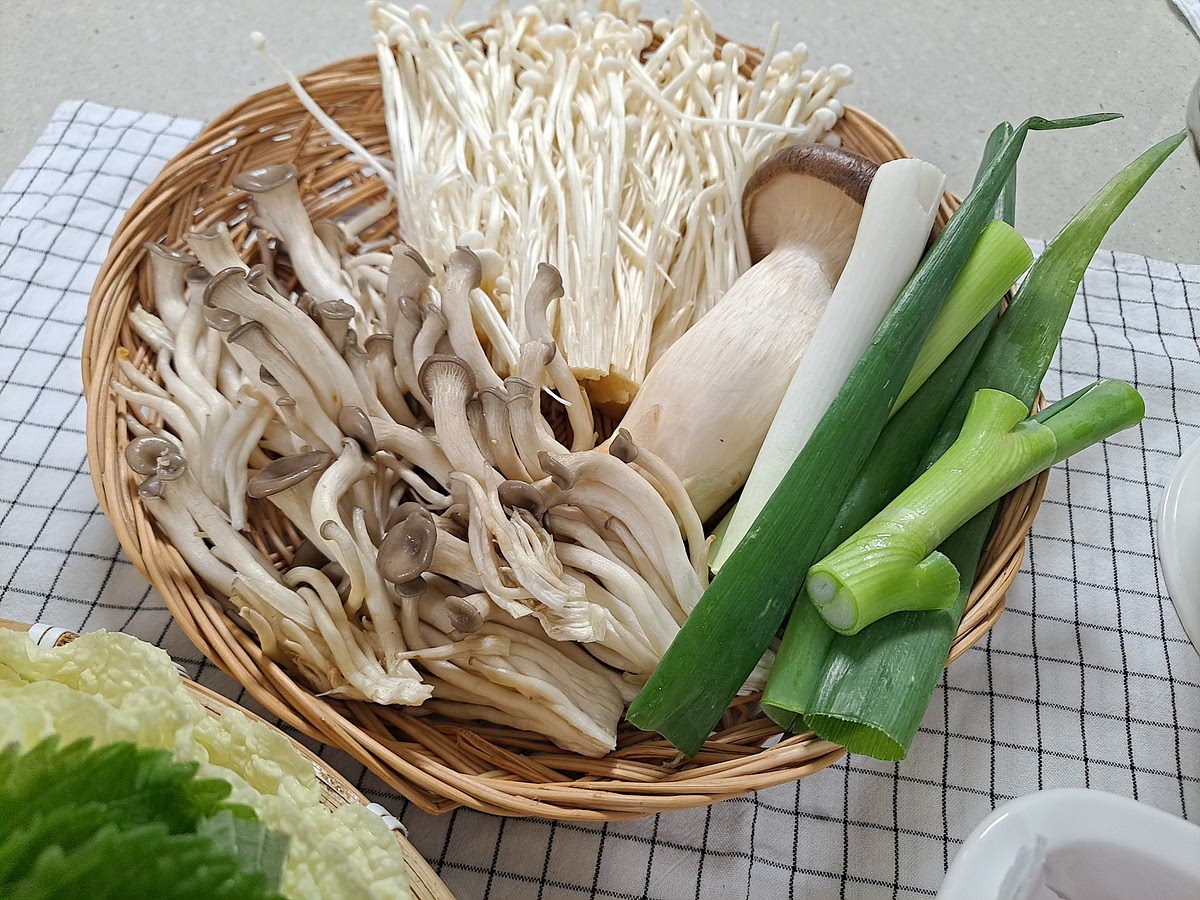 모든 야채는 세척 및 썰기, 소고기는 핏물제거하여 준비해 줍니다.