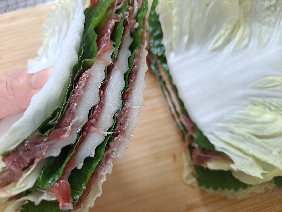 배추,고기,깻잎 반복순으로 겹쳐서 냄비사이즈에 맞게 등분내어주세요.