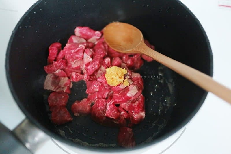 냄비에 참기름을 살짝 두르고 소고기를 넣고 살짝 볶다가 다진마늘 0.5T 넣어 볶아준다.