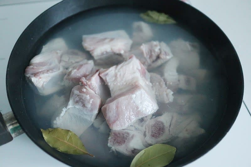핏물을 빼낸 돼지갈비를 한번 헹궈서 준비한 뒤 냄비에 월계수잎 3장, 소주 3T, 통후추 3알 물을 넣고 팔팔 끓으면 돼지갈비를 넣어서 부르르 끓으면 불을 끄고 흐르는 물에 불순물을 닦아 준비한다.