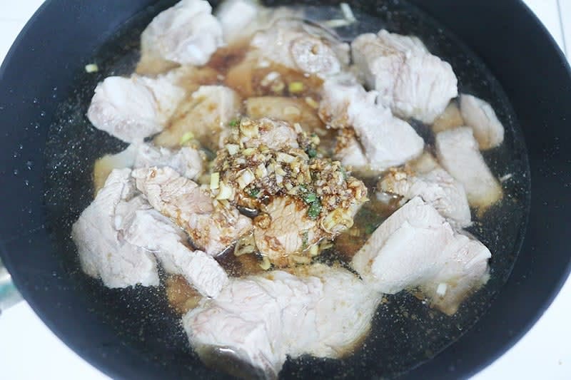 진간장 2/3컵, 맛술 1/2컵, 꿀 1T, 생강가루 1T, 다진대파 1T, 참기름 1T을 넣어 양념장을 만든 뒤
냄비에 물 500ml 담고 데친 돼지갈비를 담아준 뒤 양념장을 조금 넣어서 끓여준다.