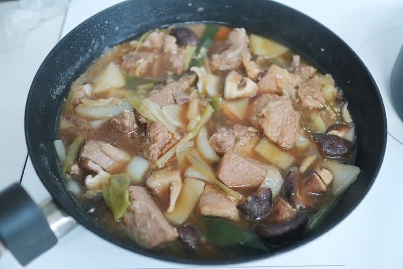 양파, 버섯, 대파를 넣고 졸여주면 끝!!
마무리 참기름, 참깨 슝~