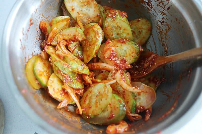 고추장 0.5T, 고춧가루 1T, 간장 0.5T, 다진 마늘 조금, 설탕 조금, 참기름, 참깨를 썰어놓은 오이와
양파, 대파를 넣고 잘 버무려주면 된다. 하나씩 집어먹고 개인 취향대로 간장, 설탕을 넣어서 맞춰주면 된다.