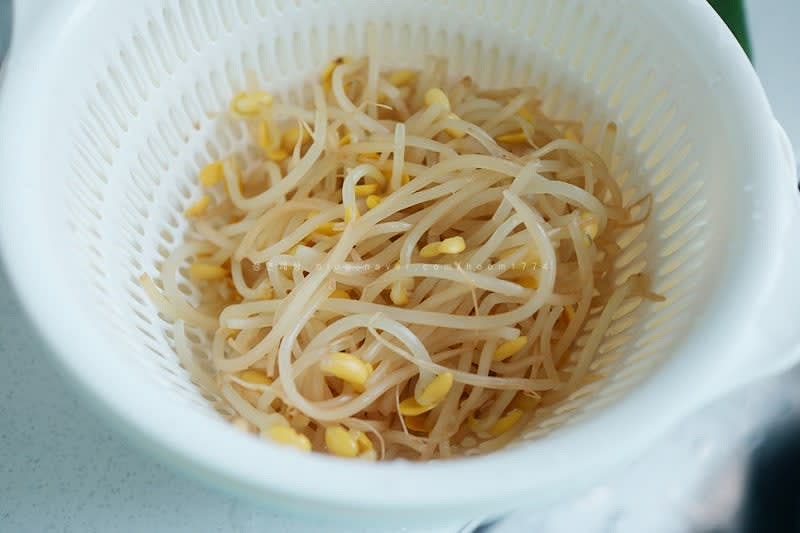 콩나물을 깨끗하게 세척 후 끓는 물에 넣고 바글바글 끓으면 조금 더 뒤적하다가
건져서 찬물에 한번 헹궈준 뒤 채반에서 물기를 빼 준비한다.