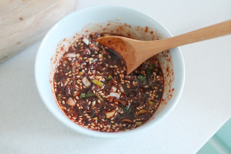 대파 반쪽을 잘게 다져 준비한 뒤, 간장2T, 고춧가루 1T, 다진마늘0.5T, 설탕 0.5T, 참기름, 참깨를 잘 섞어서 준비한다.