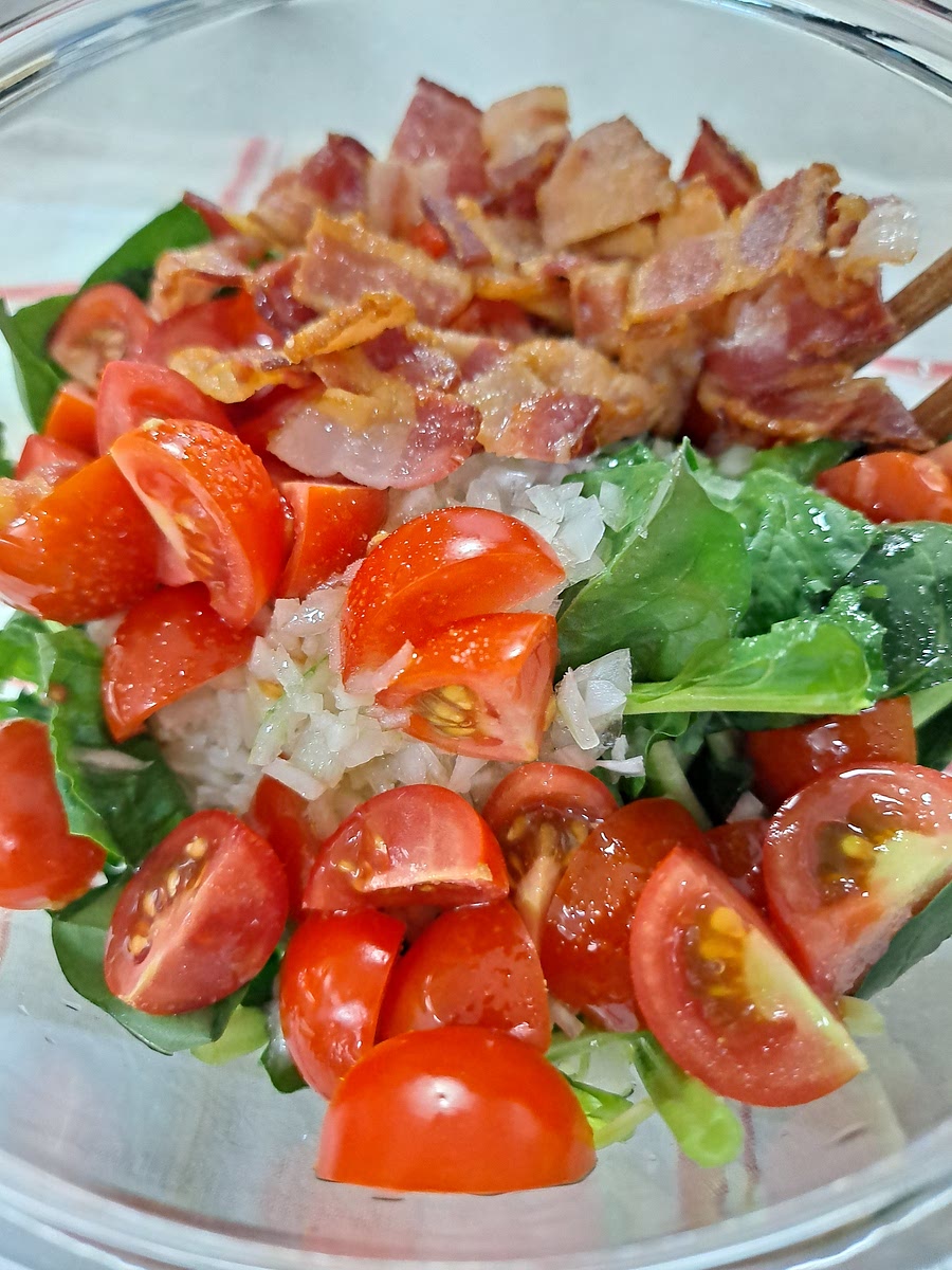 시금치,토마토,다진양파,베이컨에 올리브유,소금, 기호에 따라 후추넣고 버무려 줍니다.