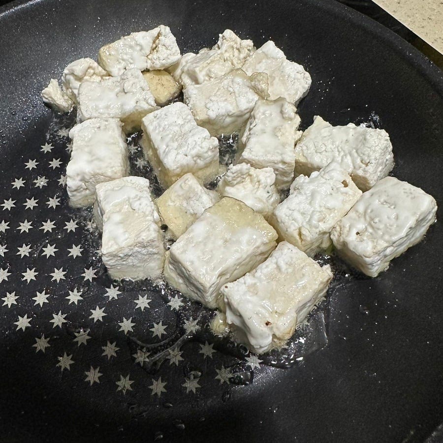 기름을 넉넉하게 두르고 노릇하게 두부를 구워주세요.