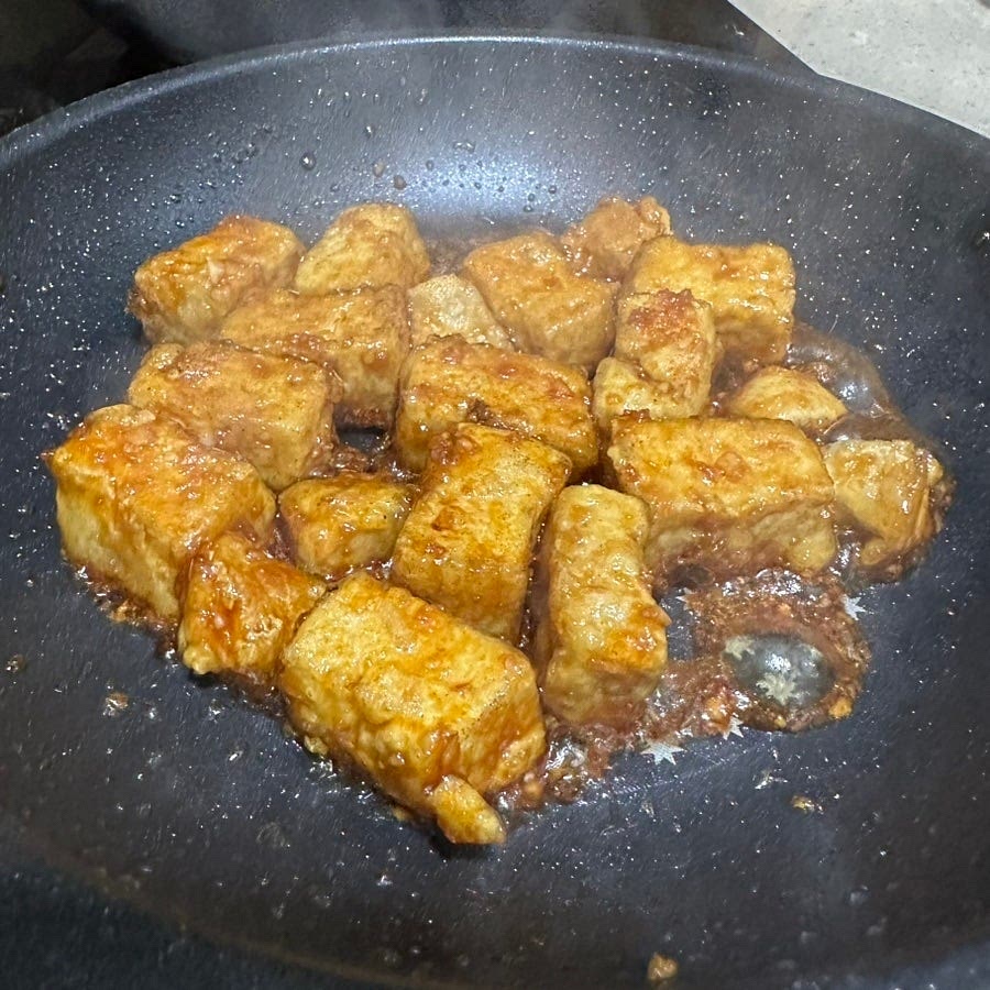 두부에 양념에 골고루 묻고 양념이 졸여지면 두부강정 완성