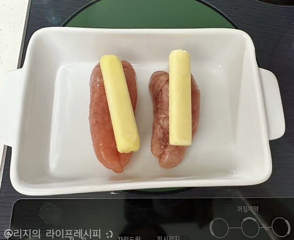 명란 위에 버터를 올려주고, 오븐이나 에어프라이어에 버터를 올린 명란을 약 15분정도 구워주세요