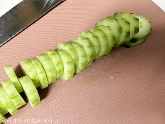 오이를 깨끗하게 씻어 필러로 껍질을 벗겨주시고, 적당한 두께로 썰어서 준비해주세요