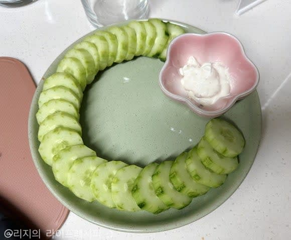 그릇에 오이를 예쁘게 빙 둘러주고, 마요네즈를 종지에 담아주세요
