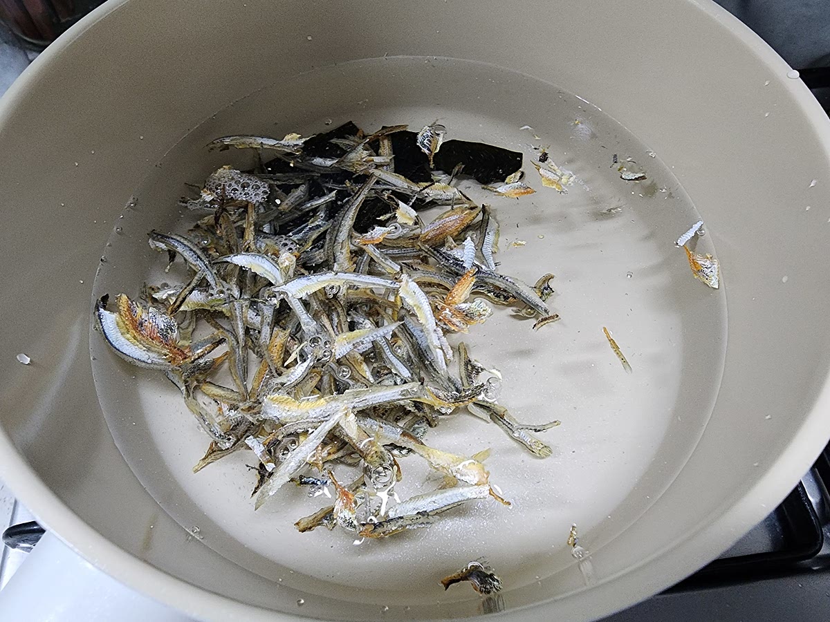 육수재료를 냄비에 넣고 15-20분 뭉근한 불에 끓여 건지 건져낸 후 코인육수 1알 또는 국간장을 넣어 육수를 준비해줍니다.