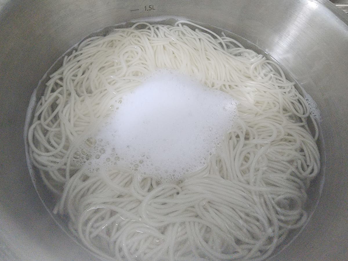 냄비에 물을 끓여 소면을 넣고 3분간 삶아 찬물에 헹굼하여 줍니다.
