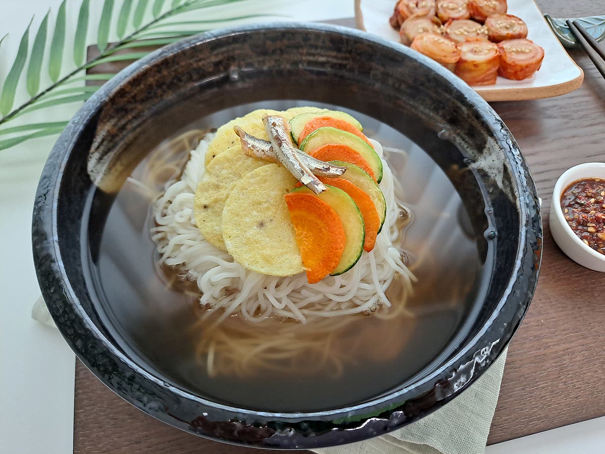 그릇에 삶은 국수, 육수 따뜻하게, 양념장과 야채,계란지단을 올려 완성해주세요.