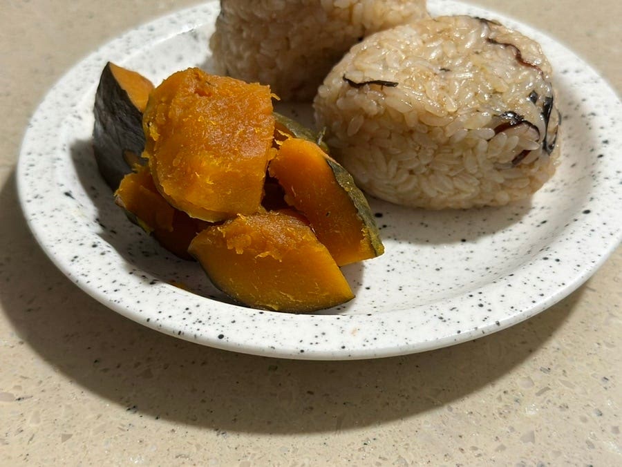 완성된 미니 밤호박 조림은 주먹밥에 곁들여도 맛있어요.