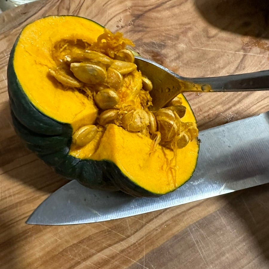 미니 밤호박은 껍질까지먹을거라 세척을 깨끗하게 해주세요.