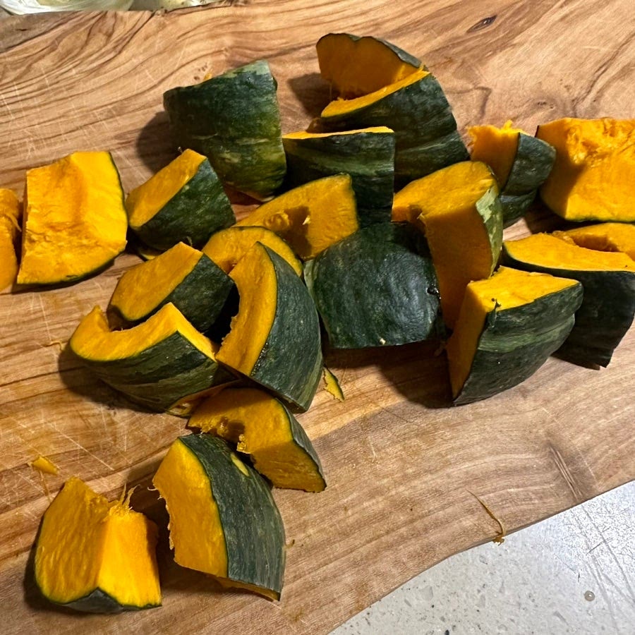 미니 밤호박의 씨를 제거하고 한입크기로 잘라주세요.