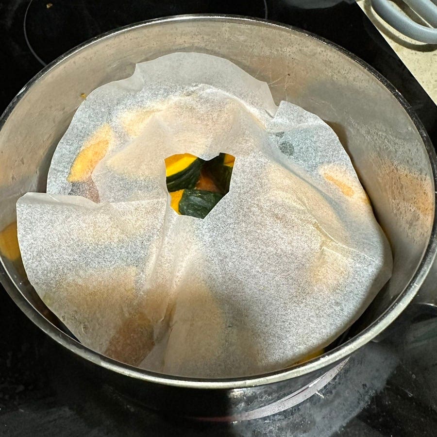 잘라준 미니 밤호박을 냄비에 넣고 종이 호일을 얹고 그대로 10분 중약불에서 끓여주세요.