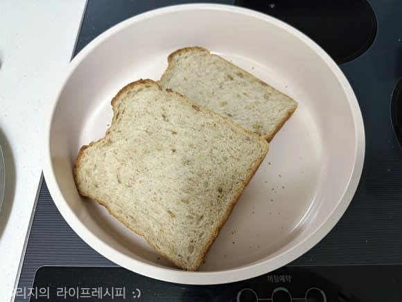 스팸을 적당한 두께로 잘라주고, 먼저 예열된 팬에 식빵을 살짝 구워주세요