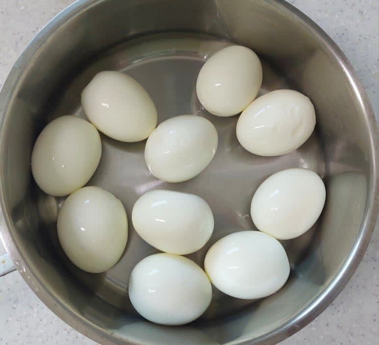 끓는물 1.2L에 식초 1스푼 , 소금 1/4스푼을 넣고 계란을 깨지지 않게 하나씩 넣어 9분~12분 정도 삶은 뒤 바로 찬물에 헹궈 열기를 빼고 껍질을 벗겨 주세요. 