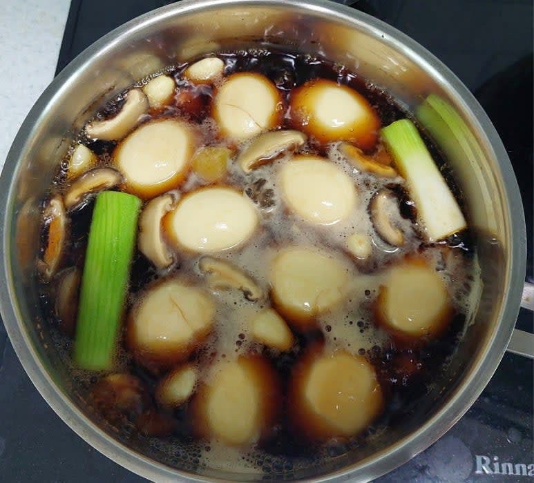 냄비에 껍질 깐 계란과 마늘 10알 , 대파 흰부분 한대 , 그리고 표고버섯을 담고 물 400ml를 넣고 , 간장 7스푼 , 맛술 1스푼 , 설탕 1스푼 , 올리고당 3스푼을 넣고 뚜껑을 덮 중불로 15분 끓여 주세요.