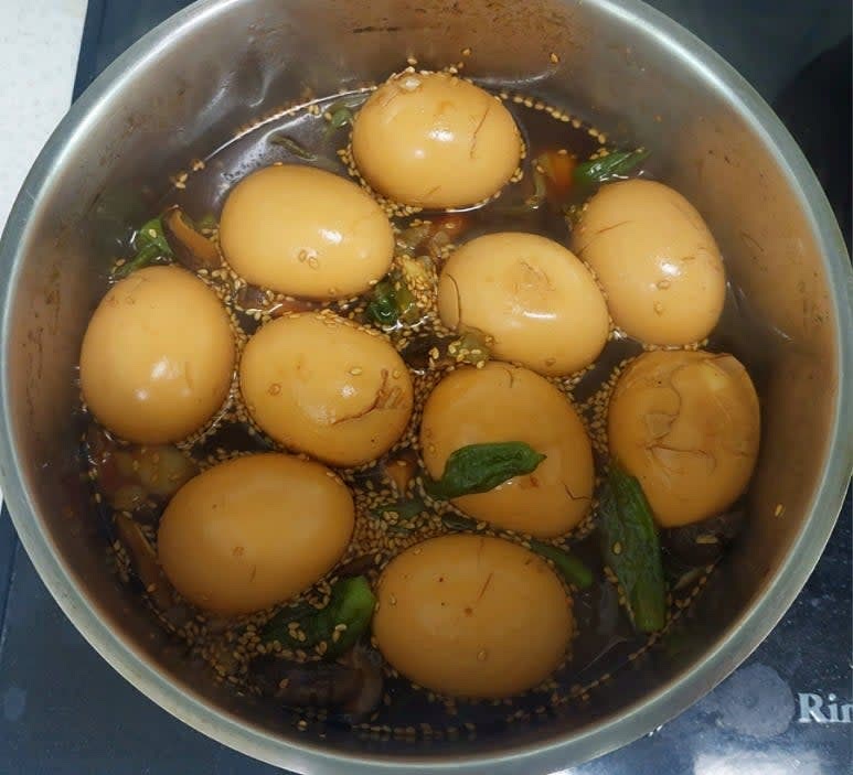 대파는 건져 버리고 후추와 올리고당 1스푼을 넣어 윤기와 단맛을 더한 뒤 통깨를 넣어 완성합니다.