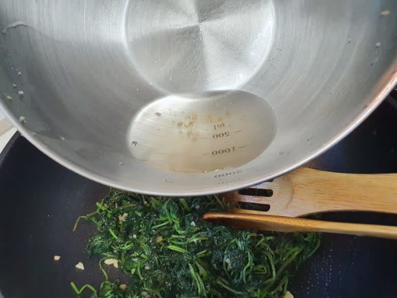 약간의 물로 부족한 촉촉함을 보충해 주고 대파를 넣어 한번 더 볶듯이 끓여주고 마무리합니다.