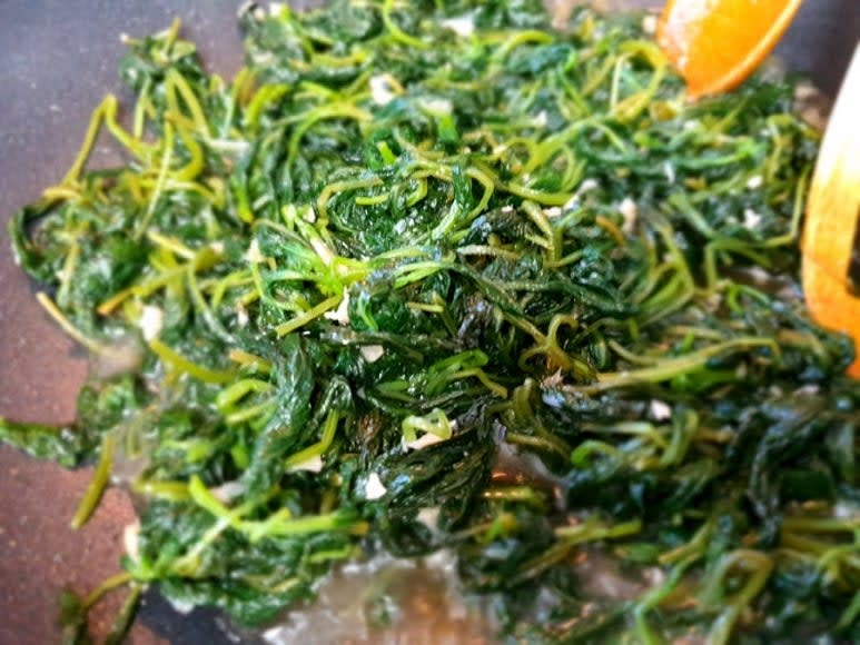 팬에 들기름과 식용유를 넣고 중불에서 밑간된 깻잎순을 30초 동안 볶아줍니다.