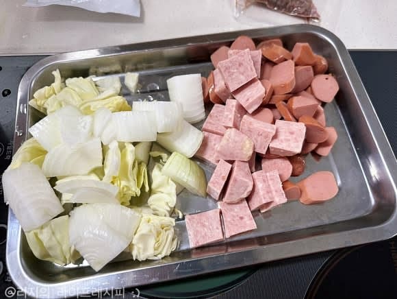 부대볶음에 들어갈 재료들을 준비해서, 적당한 크기로 잘라주세요