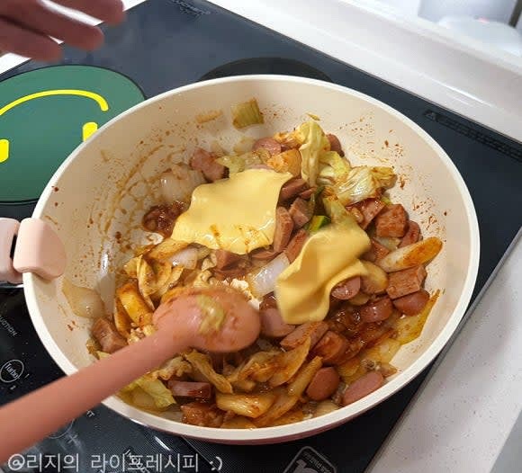 부대찌개 양념소스를 넣고 슬라이스치즈 2장도 넣어 같이 볶아주세요
