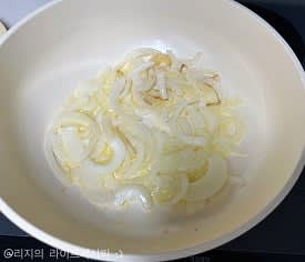 예열된 팬에 버터를 녹여주고 양파를 캬라멜라이징 되도록 볶아주세요