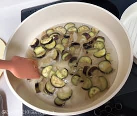 그 위에 반달로 잘라둔 가지도 넣고 가지가 잘 익도록 볶아준 뒤에 물을 넣고 끓여주세요