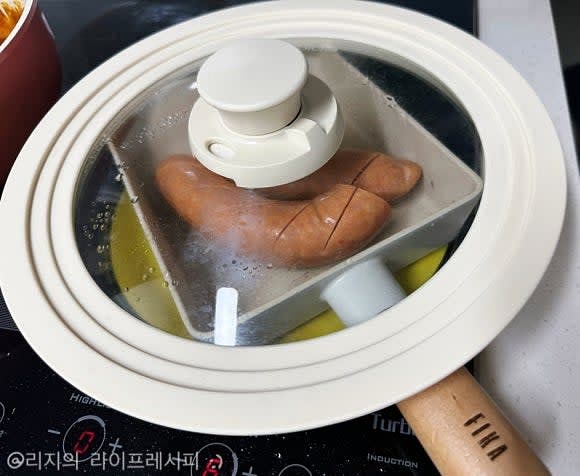 길게 썰어둔 가지는 구워주고 소세지도 구워주시고, 카레에는 고춧가루 도 넣어 잘 섞어준 뒤 보글보글 끓여주세요
