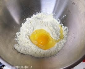 부침가루를 볼에 넣어주고 달걀 1개를 넣고 물을 넣어주세요