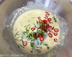 부침가루를 잘 풀어준 뒤에, 준비해둔 새우 고추 부추 등의 재료들을 넣어 같이 잘 섞어주세요