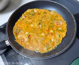충분히 예열된 팬에 식용유를 넉넉하게 둘러준 뒤에 국자로 김치전 반죽을 떠서 올려준뒤에 잘 펴주세요