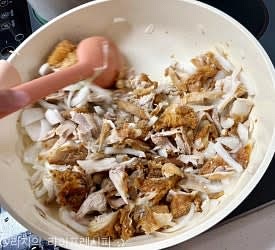 예열된 팬에 식용유를 넣고 양파를 넣어 달달 볶아주다가, 투명해지면 발라놓은 치킨도 넣고 같이 잘 볶아주세요