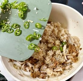 밥2공기도 넣어주고 휘리릭 볶아준 뒤, 청양고추도 넣어서 섞듯이 볶아주세요