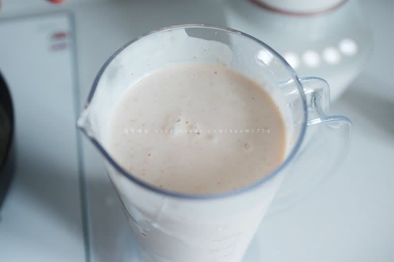 두부 한 모, 땅콩버터 2T, 참깨, 우유 반컵, 소금 0.5T을 믹서에 넣고 잘 갈아준다.
너무 질척하면 개인 취향에 따라 우유나 물을 넣어줘서 농도를 맞춰준다.
소금 간도 개인 취향대로 넣어준다. 콩국수에 설탕을 넣어 드시는 분들도 있는데 이것도 개인 취향대로~