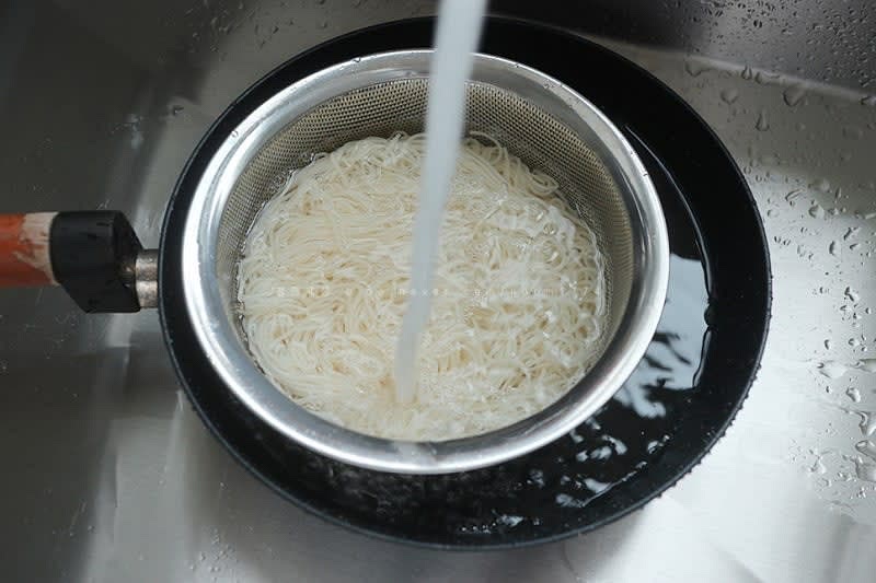 삶는 과정을 못 찍은 듯.. ᄏᄏ 소면을 끓는 물에 넣고 부글부글 끓으면 찬물을 넣고 끓이기를 두 번 반복하고 찬물에서 깨끗하게 헹궈준 뒤 체에 물기를 빼고 받쳐 준비한다.