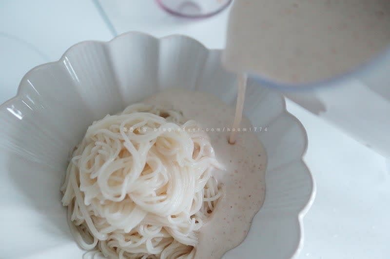 면기에 국수를 담고 콩국물을 담아 계란,오이,방울토마토를 올려주면 끝!!