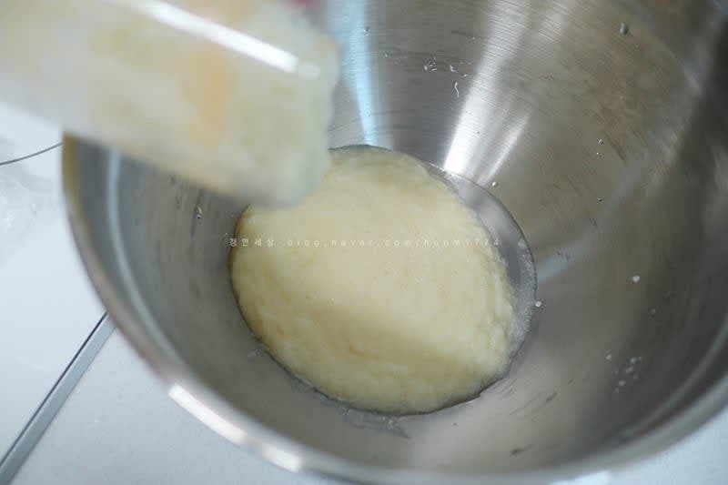 먼저 사과 1개, 양파 반쪽을 믹서에 갈아서 볼에 담아준다.