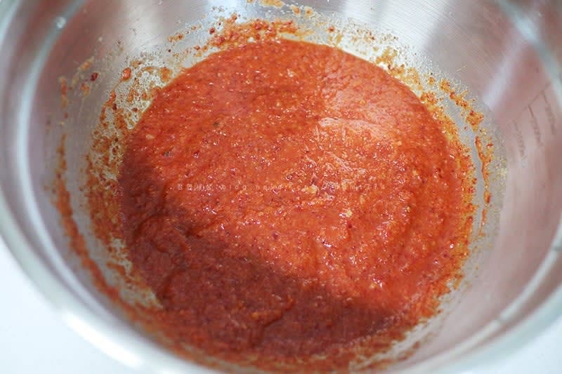 사과 1개, 양파 반쪽, 고춧가루 3T, 고추장 1T, 다진 마늘 1T, 후추 0.5T, 설탕 2T, 간장 1T, 매실액 2T, 식초 1T 넣고 잘 섞어 준비한다. 맛을 보고 개인 취향에 따라 식초, 간장, 설탕을 더 넣어주면 된다.
색상이 너무 붉지 않다면 고춧가루를 더 넣어준다.