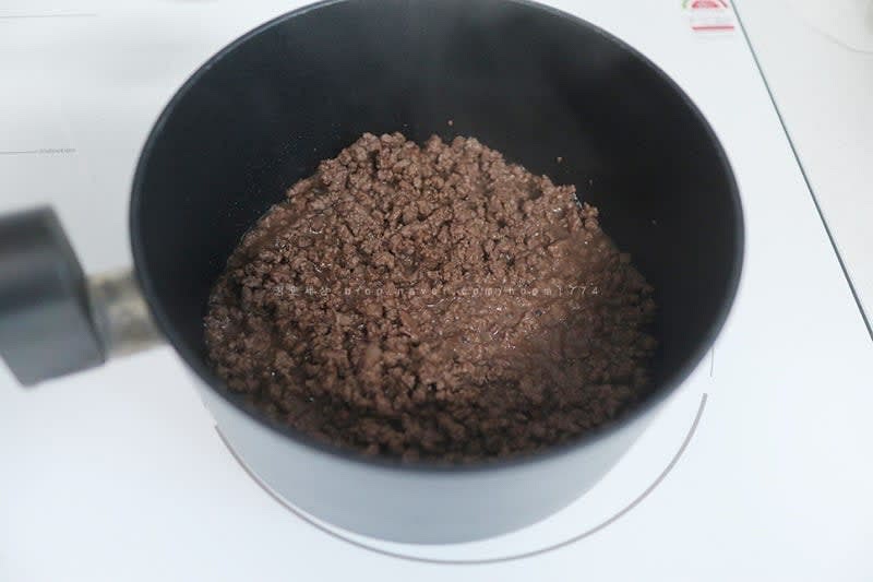 패스해도 되는 과정이지만 뭔가 고기가 씹히는 맛은 개인적으로 그냥 먹는 것보다 좋다.
깔끔한 게 좋은 분들은 패스해도 무방~
팬에 다진소고기를 잘 볶아준 뒤 살짝 식혀 준비한다.