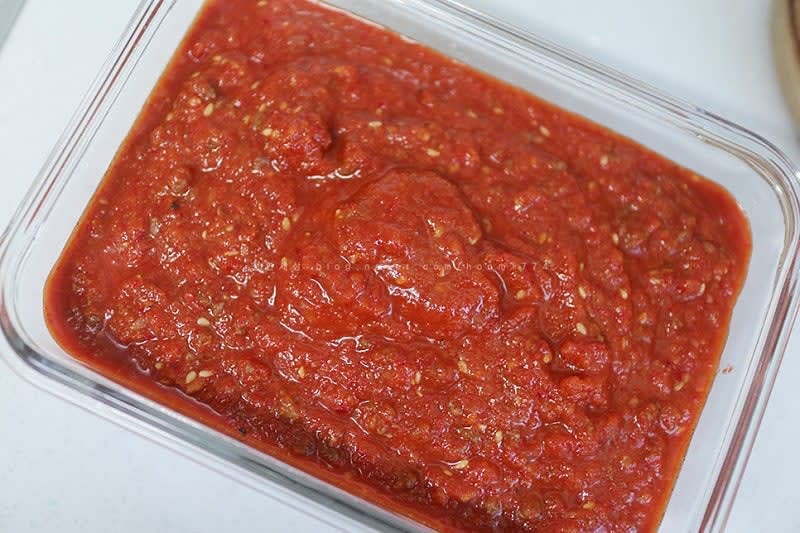 만들어놓은 양념장에 볶은 소고기를 넣고 참기름, 참깨를 넣고 더 섞어준 뒤 마무리!!
그리고 김치냉장고에서 며칠 숙성해 주면 전문점 못지않은 냉면 양념장 완성!!
고기가 있어서 만들어놓고 최대한 빠르게 먹는 게 좋다.