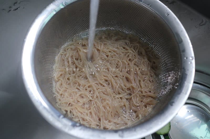 며칠이 지난 후 냉면양념장을 깜박하고 있었는데..ㅋㅋ
바로 생각나서 오이를 썰어준 뒤, 삶은 계란 있으면 준비하고 냉면을 끓는 물에 데쳐준다.
요즘은 1분만 데치면 될 정도로 간단하게 냉면 사리도 잘 나오는 듯~