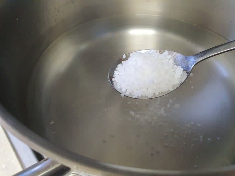 냄비에 물을 붓고 소금 한 큰술 넣고 끓여 깻잎순을 30초 정도 데쳐내기